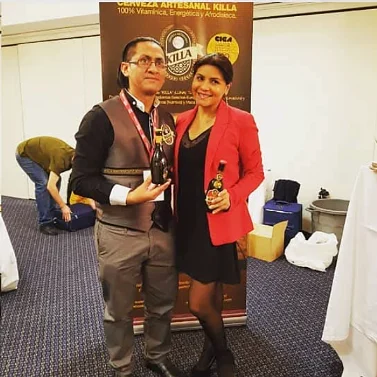 Representantes de Killa mostrando la Roja Ale premiada en CICA 2018