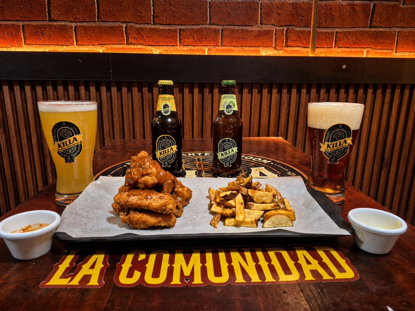 Cervezas Killa, alitas y papas para compartir